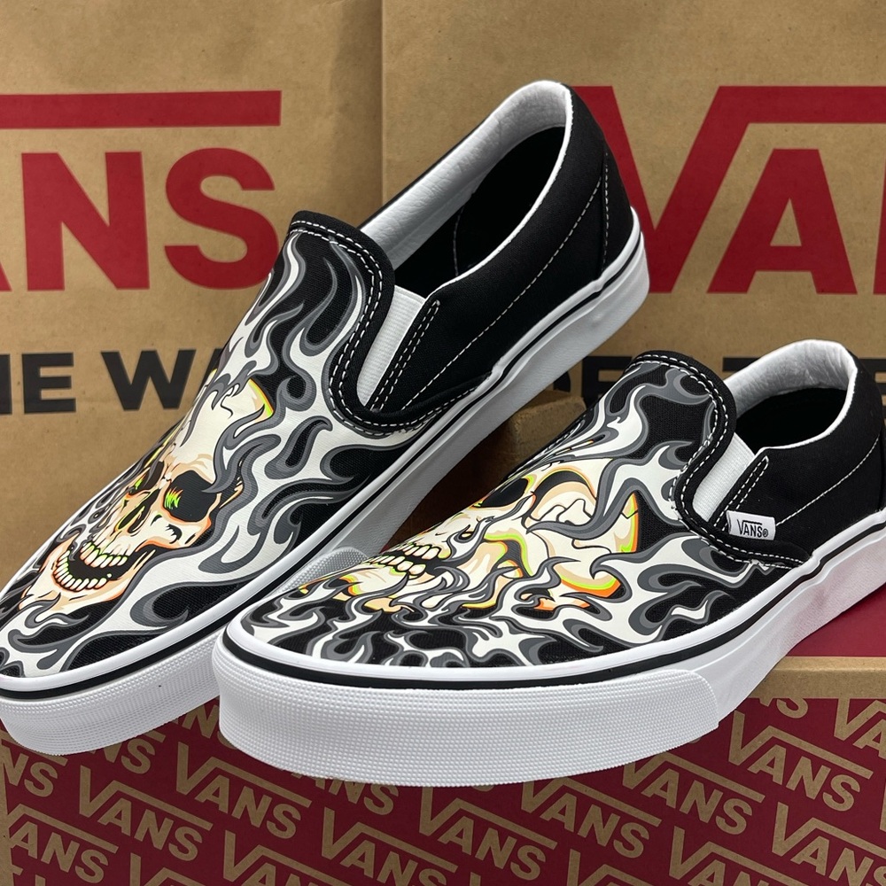 Vans Men's Black Skull Design Bold Classic Slip-On
Flame Skull Black/True White - Picture 12 of 16